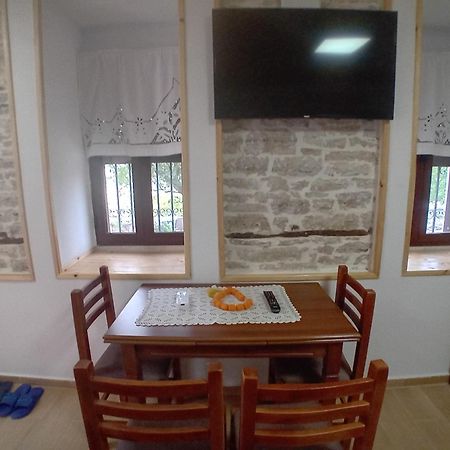 Arpet Guesthouse Гірокастра Екстер'єр фото