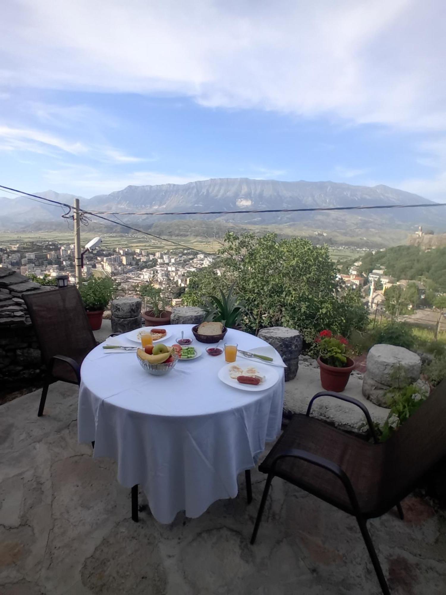 Arpet Guesthouse Гірокастра Екстер'єр фото