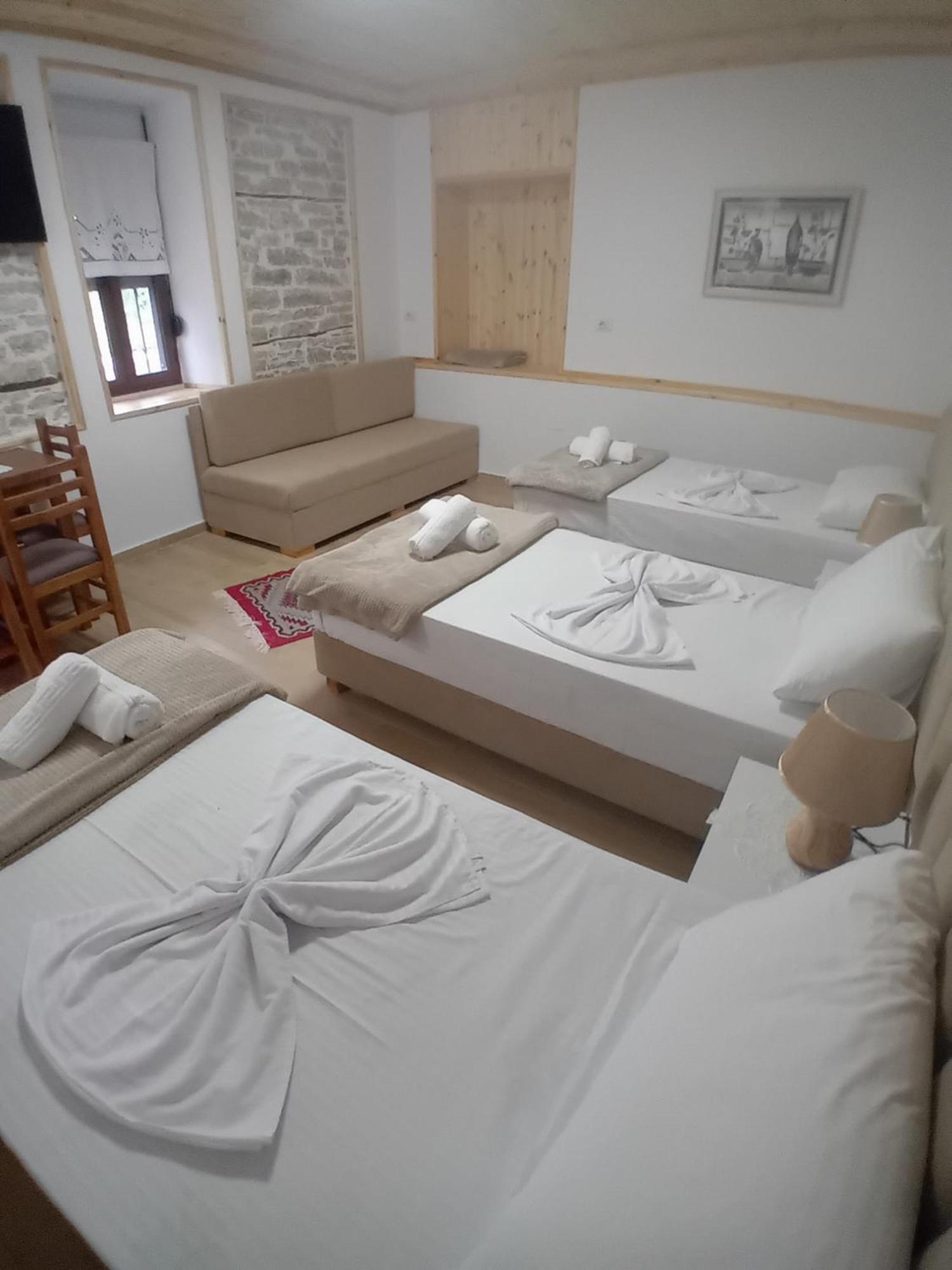 Arpet Guesthouse Гірокастра Екстер'єр фото