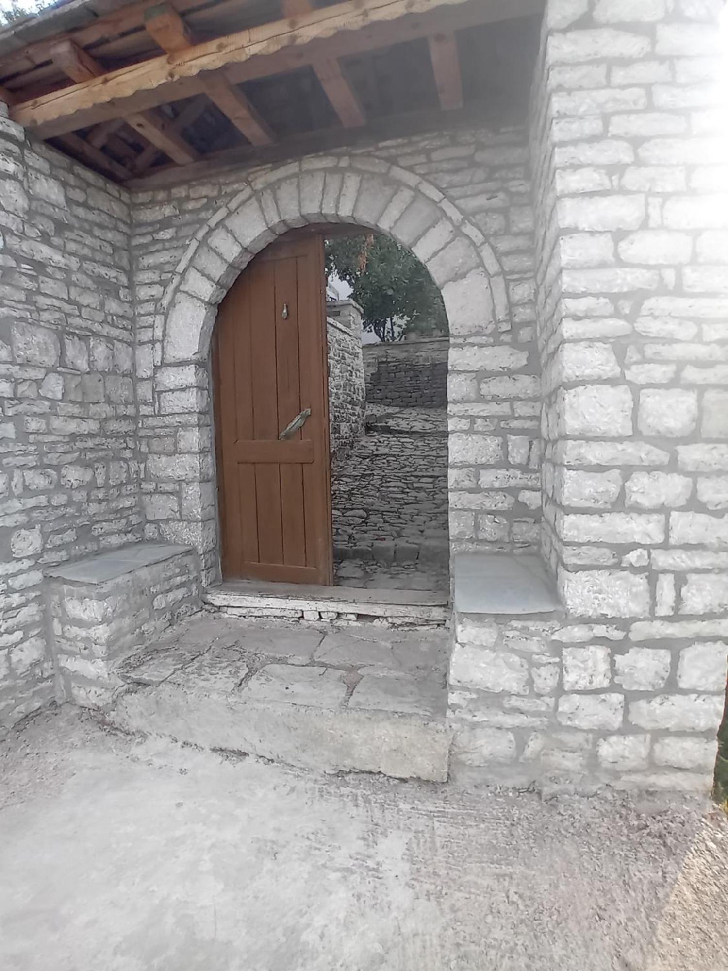 Arpet Guesthouse Гірокастра Екстер'єр фото