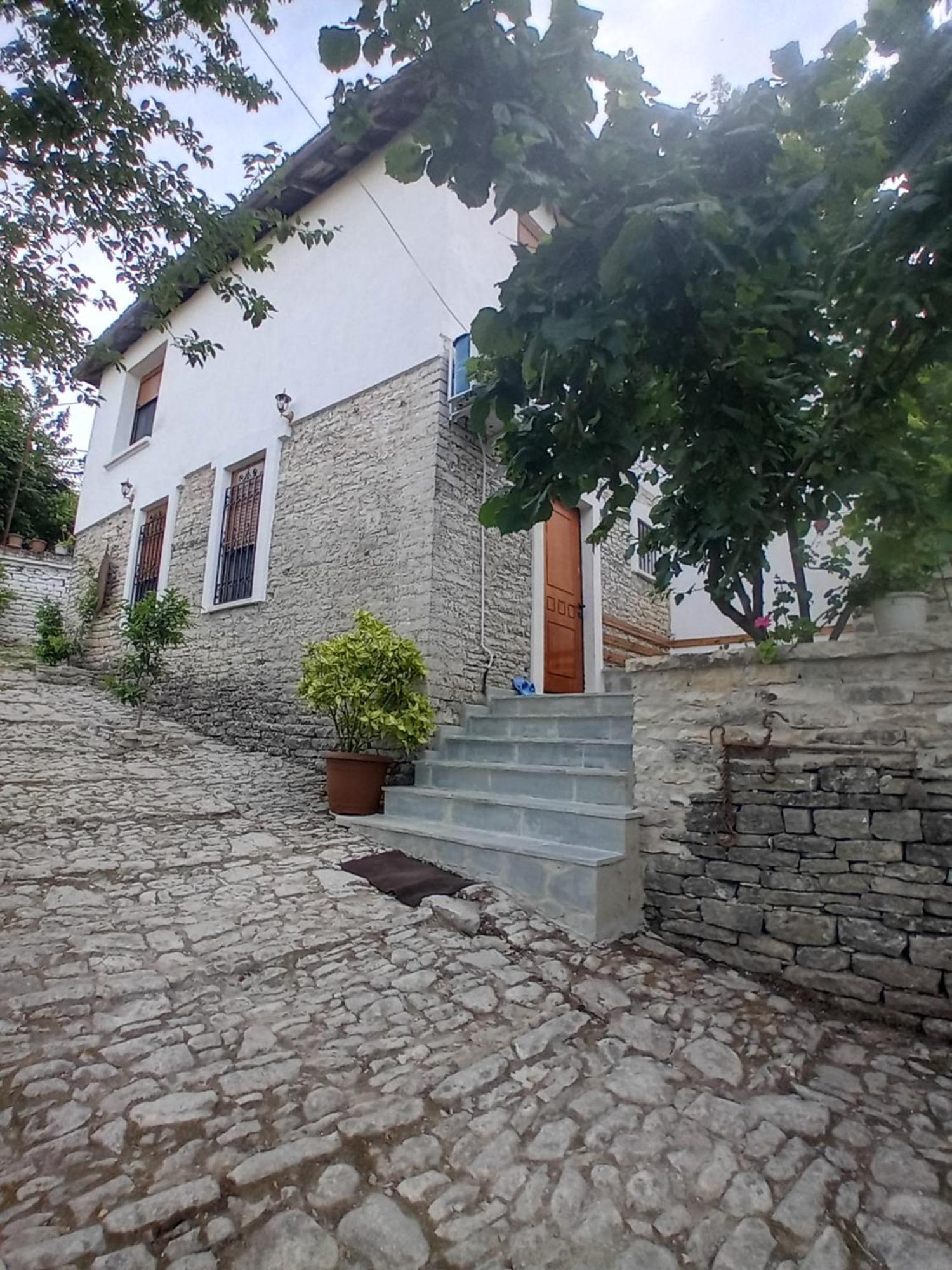 Arpet Guesthouse Гірокастра Екстер'єр фото