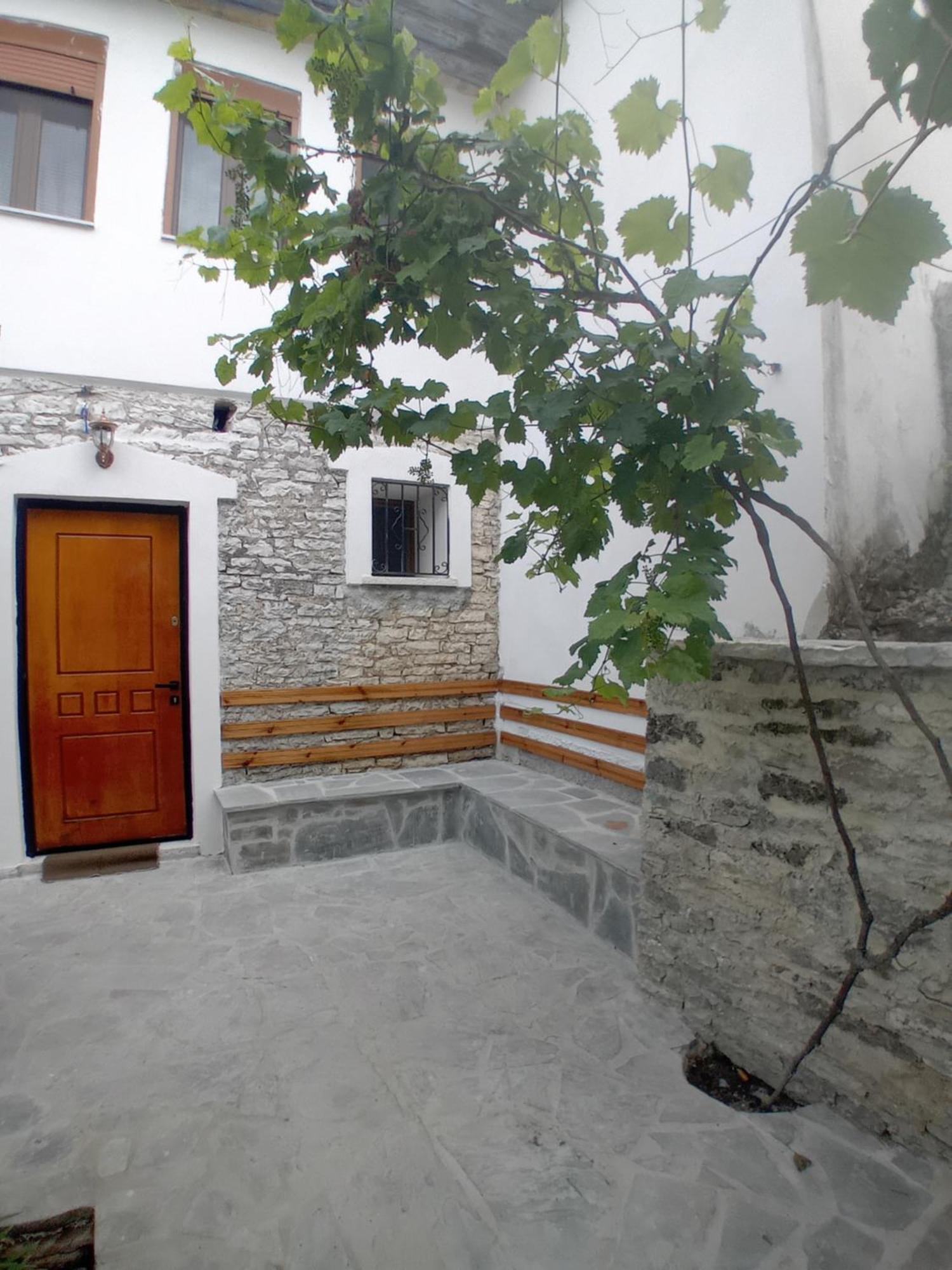 Arpet Guesthouse Гірокастра Екстер'єр фото