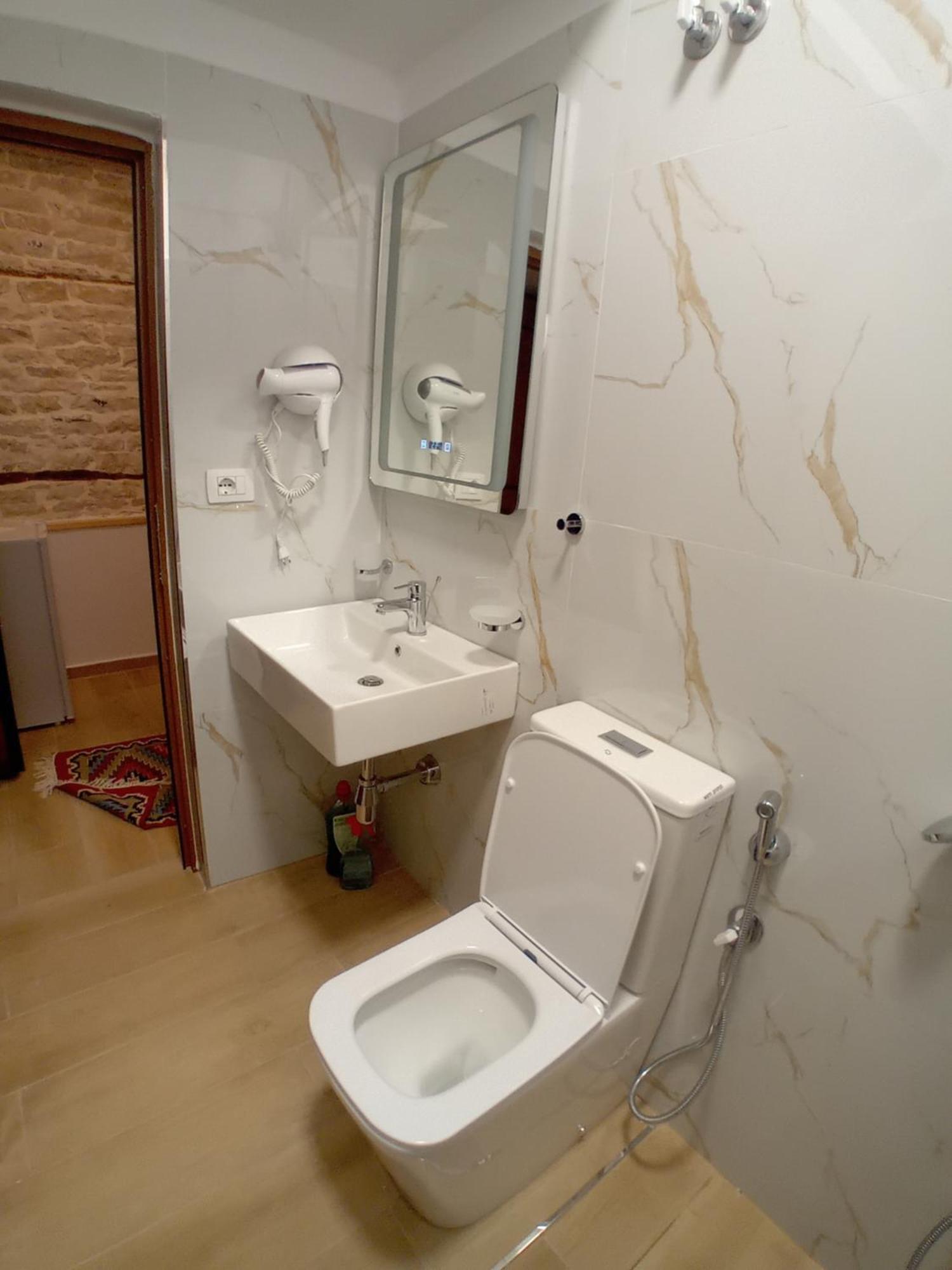 Arpet Guesthouse Гірокастра Екстер'єр фото