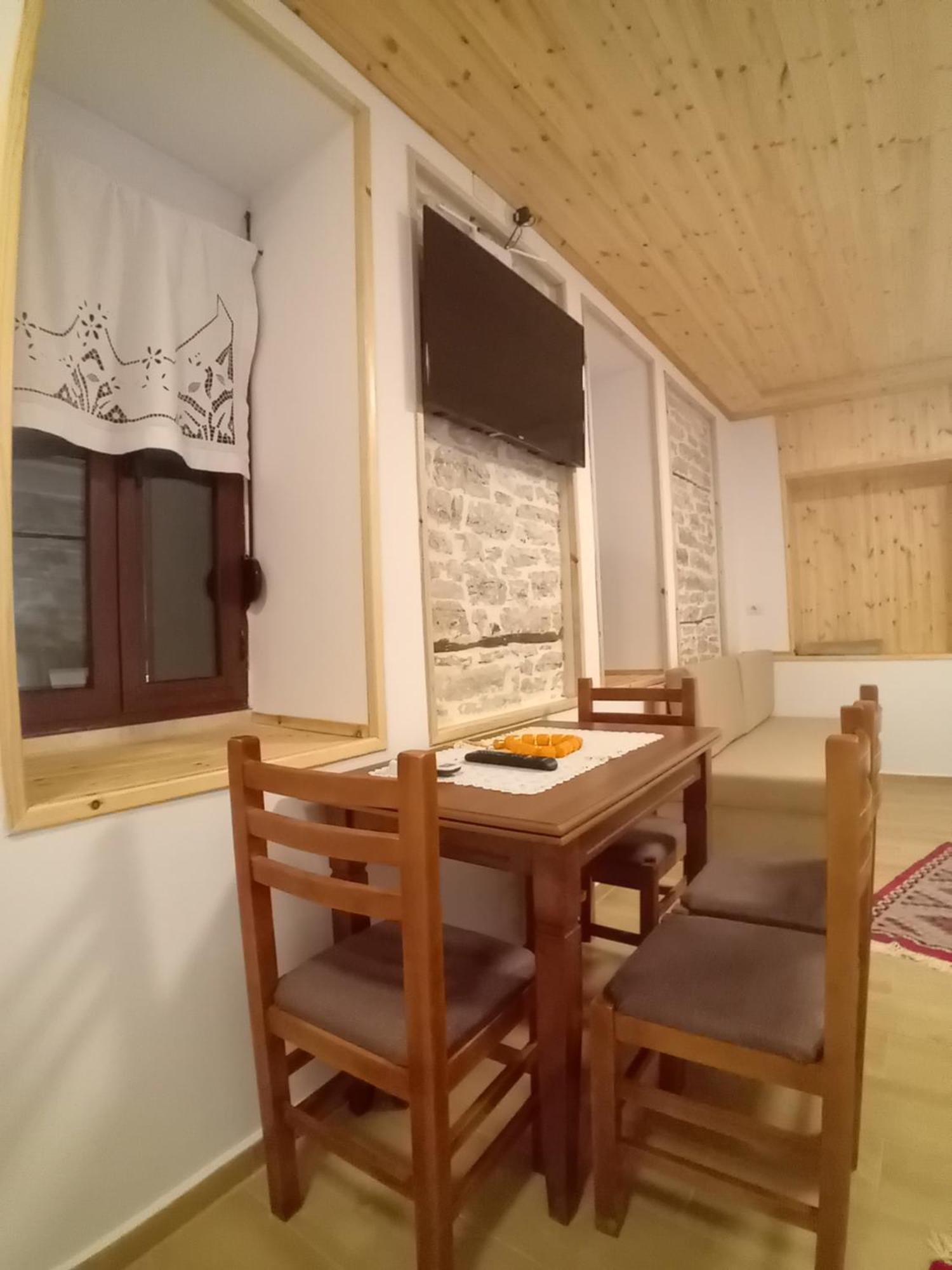 Arpet Guesthouse Гірокастра Екстер'єр фото