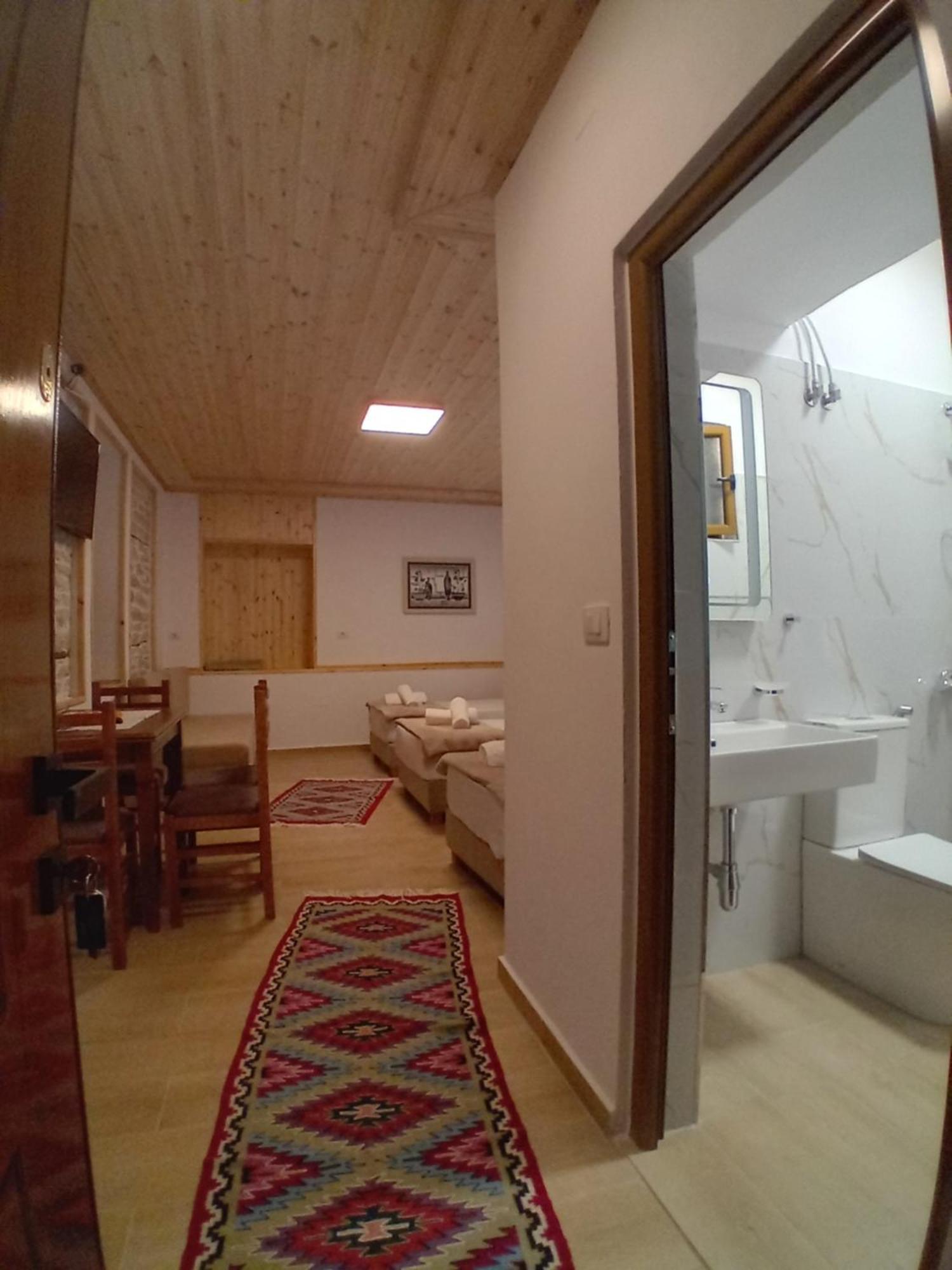 Arpet Guesthouse Гірокастра Екстер'єр фото