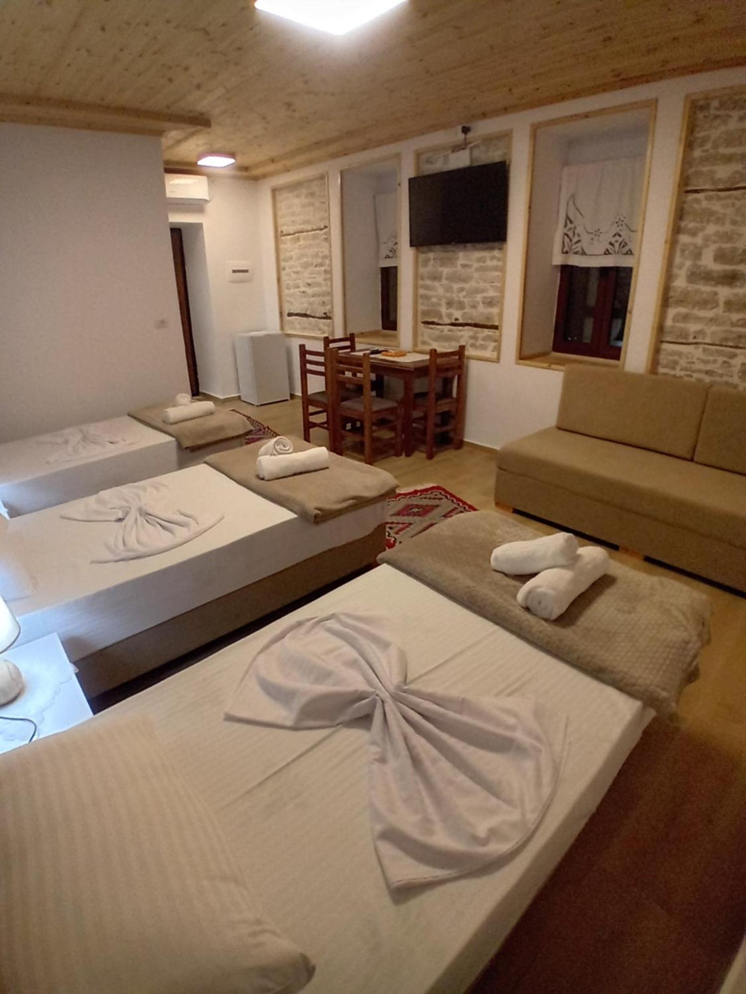Arpet Guesthouse Гірокастра Екстер'єр фото